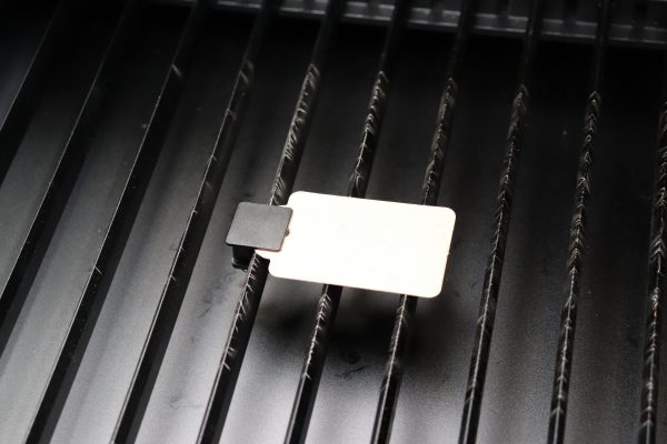 pic-clip-holding-tag